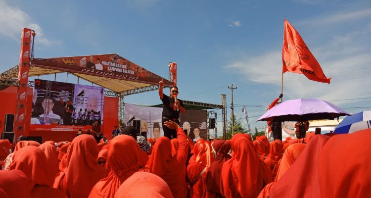 Ribuan Srikandi Padati GOR Way Handak Sambut Capres Ganjar