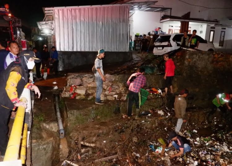 Bunda Eva Tinjau lokasi Banjir di kalibalok (Foto/Lampost)