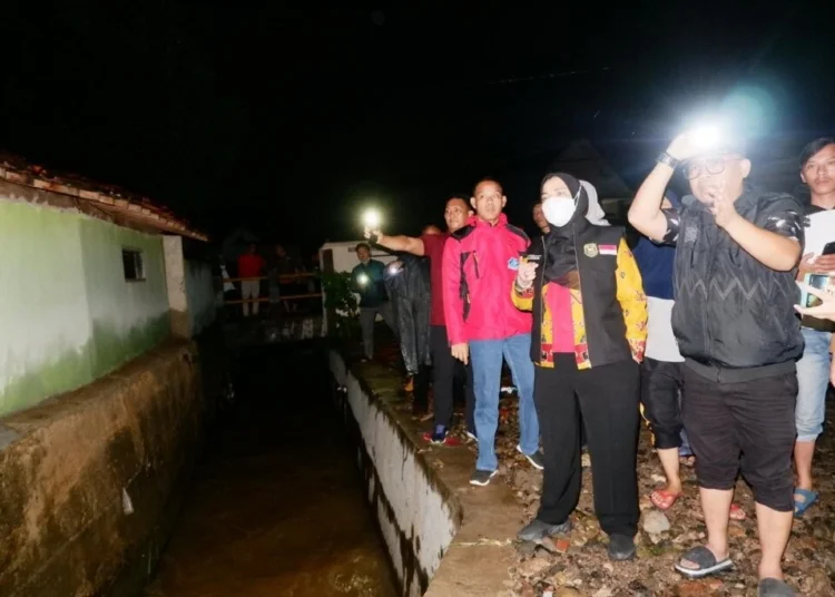 BPBDBandar Lampung dan Walikota Tinjau Warga terdampak banjir (Foto: Lampost/Red/net/ist)