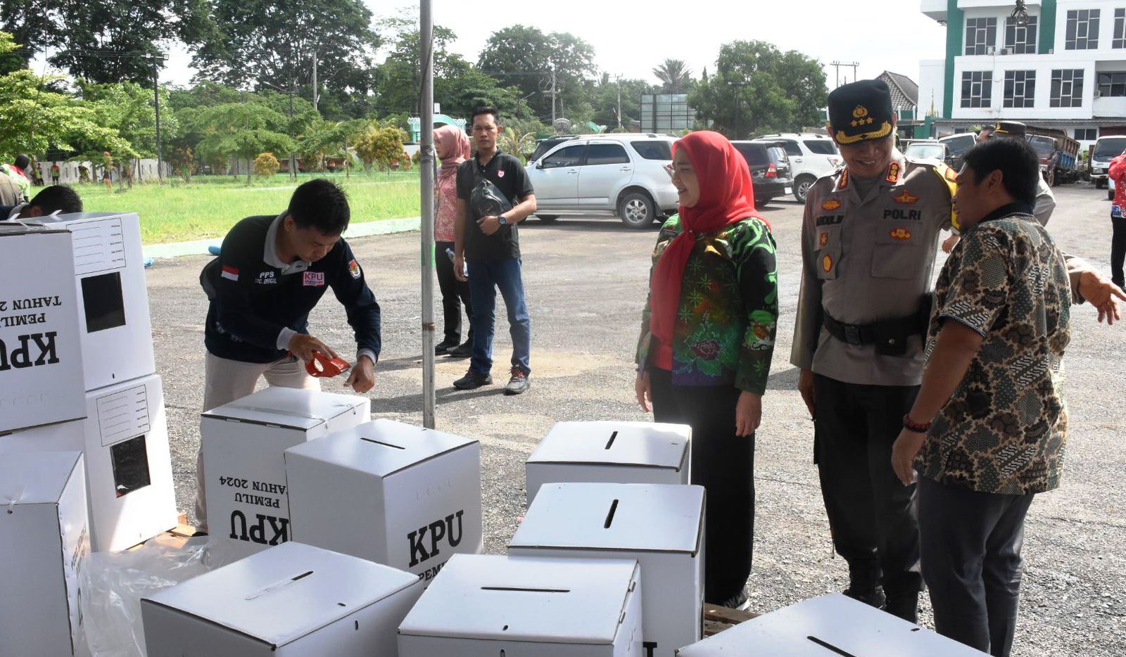 Tinjau KPU, Wali Kota Eva Dwiana Ajak Warga Gunakan Hak Pilih di Pemilu 2024