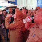 Walikota Bandar Lampung Eva Dwiana dan Wakil Walikota Dedi Amarullah meminum air minum Siger di hadapan wartawan. Foto : Tampan/Rilis.id