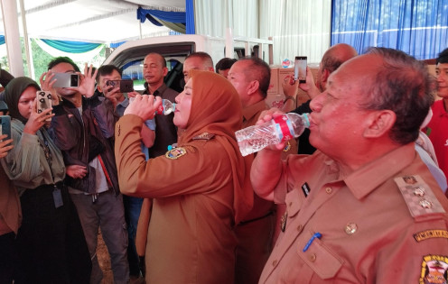 Walikota Bandar Lampung Eva Dwiana dan Wakil Walikota Dedi Amarullah meminum air minum Siger di hadapan wartawan. Foto : Tampan/Rilis.id