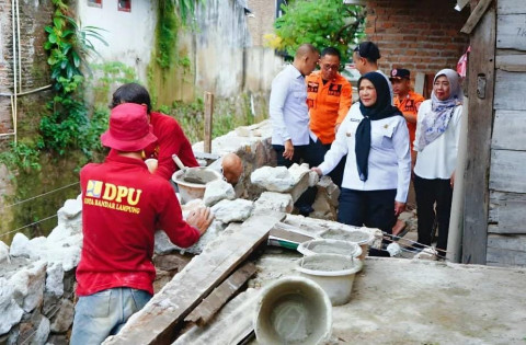 Walikota Bandar Lampung Eva Dwiana saat meninjau perbaikan tanggul yang jebol. Foto : Instagram Eva Dwiana.