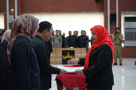 Walikota Bandar Lampung Eva Dwiana saat melantik sejumlah pejabat di Gedung Sumergou. Foto : Ist