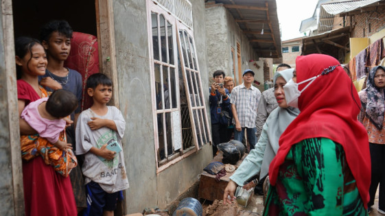 Wali Kota Bandar Lampung saat dialog dengan warga yang terdampak banjir, Minggu (25/2/2024).