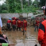 Walikota Bandar Lampung saat meninjau saluran drainase yang jebol akibat hujan deras, beberapa waktu lalu. Foto : Ist