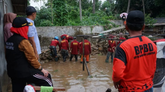 Walikota Bandar Lampung saat meninjau saluran drainase yang jebol akibat hujan deras, beberapa waktu lalu. Foto : Ist