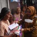 Walikota Bandar Lampung saat menyalurkan bantuan pangan beras. Foto : Ist