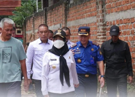 Walikota Bandar Lampung Eva Dwiana meninjau daerah yang terdampak banjir, Rabu (28/2/2024). Foto : Diskominfo