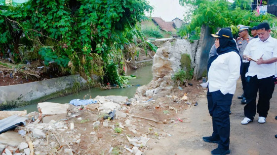 Walikota Bandar Lampung Eva Dwiana saat meninjau tanggul yang jebol. Foto : Ist