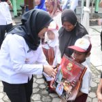 Walikota Bandar Lampung Eva Dwiana menyerahkan ribuan paket bantuan berupa perlengkapan sekolah untuk siswa SD dan SMP. Foto : Ist