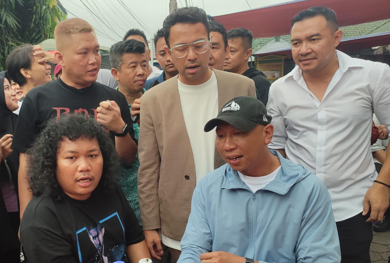 Momen Raffi Ahmad, Marsel Widianto, Sufmi Dasco Ahmad dan Rahmat Mirzani Djausal saat Sarapan bubur bersama di Lampung