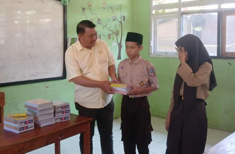 Ahmad Muslim Motivasi Siswa MTS di Ketapang