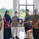 Bupati Dedi Irawan Lepas 10 Jamaah Umroh Asal Pesibar