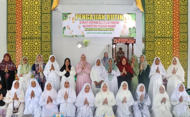 Dea Derika Topani Hadiri Pengajian Rutin di Masjid Miftahul Jannah Ngaras