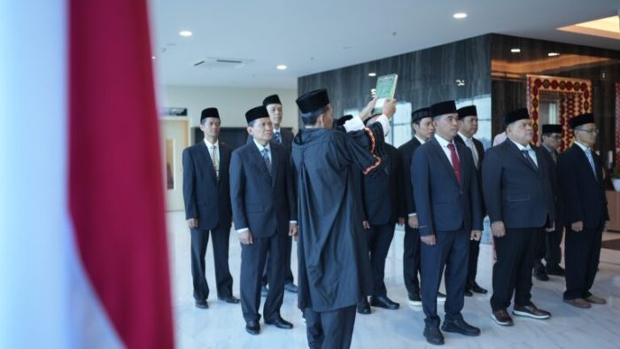 Sumpah-Jabatan-768x512 Rektor UIN RIL Lantik Wakil Rektor, Direktur Pascasarjana, Dekan, Ketua Lembaga, dan Kepala SPI Periode 2026-2030