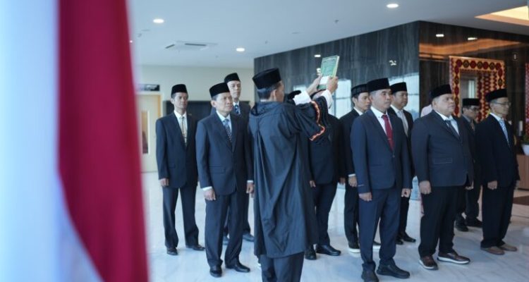 Sumpah-Jabatan-768x512 Rektor UIN RIL Lantik Wakil Rektor, Direktur Pascasarjana, Dekan, Ketua Lembaga, dan Kepala SPI Periode 2026-2030